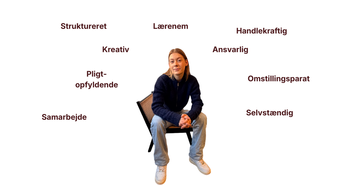 Sabrina der sidder i en stol med laptop og en masse kompetencer skrevet rundt om hende